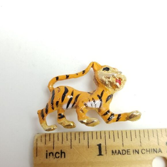 Vintage Enamel Tiger Brooch, Crouching Orange Black Stripe Animal Cat Lapel Pin - Picture 3 of 6